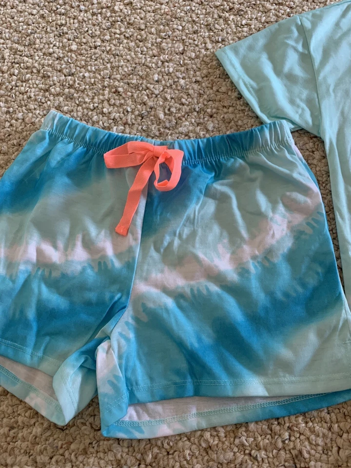 JUEGO DE PIJAMA TIE DYE LIVING MY BEST LIFE NIÑA DE LA JUSTICIA Y PERRO BLANDO Foto 4 de 4