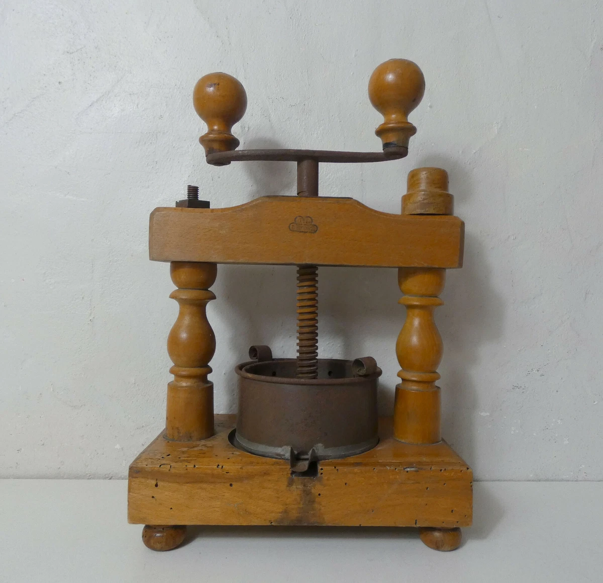 Casse-noix vintage en bois sculpté dans un bol et deux