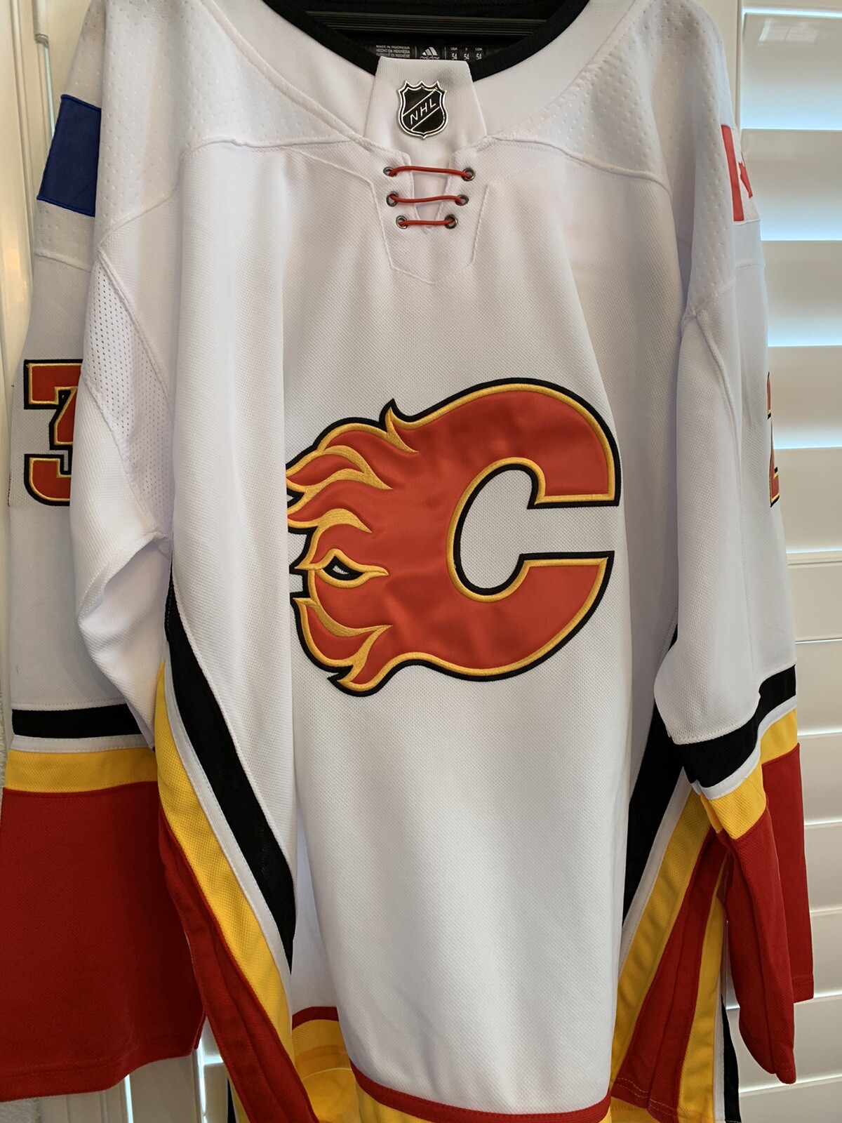 SEAN MONAHAN SIGNED CALGARY FLAMES REEBOK JERSEY BECKETT BAS COA H56878