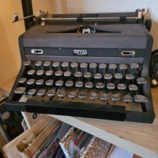 Vintage Royal Quiet De Luxe Portable Typewriter Nice CONDITION Works thumbnail