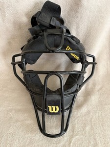 Wilson Adult Umpire Mask with Pads Adjustable Strap