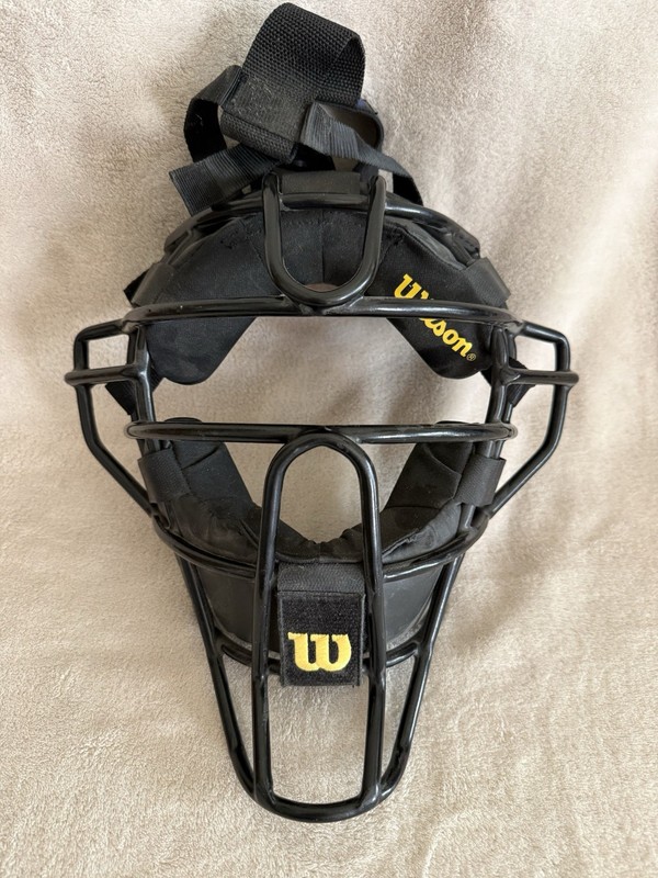 Wilson Adult Umpire Mask with Pads Adjustable Strap