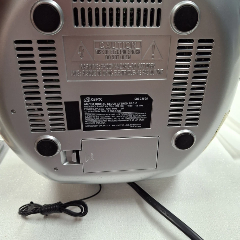AM/FM Digital Clock Radio / CD Player Black & Silver GPX CRCD2806 - Image 4 of 4