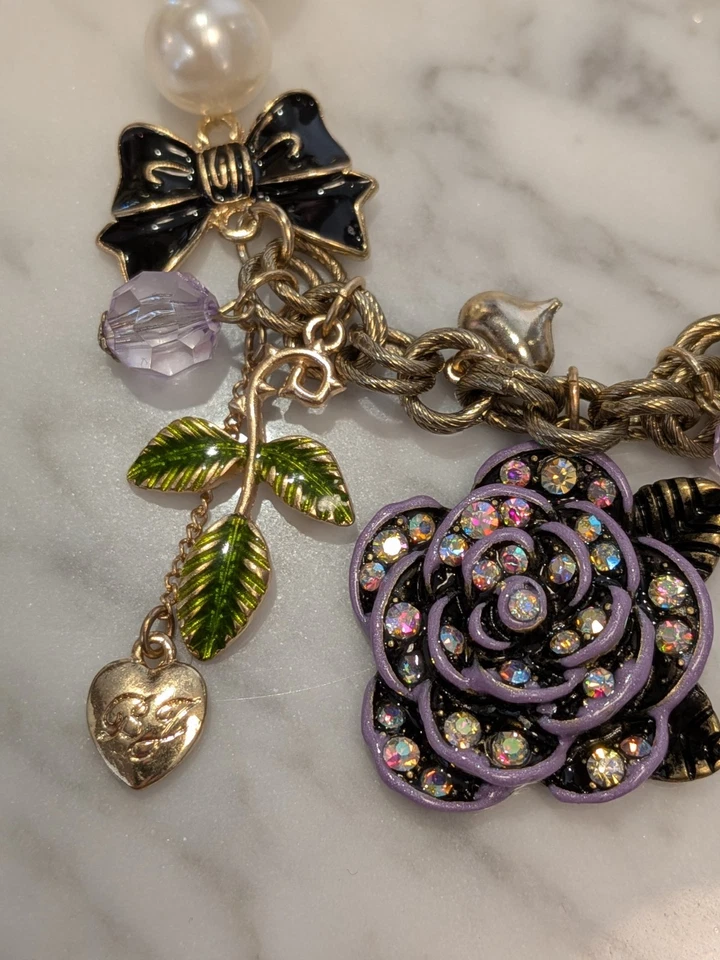 Pulsera elástica Betsey Johnson Dollhouse imitación perla, corazón rosa, hojas, lazos Foto 2 de 4