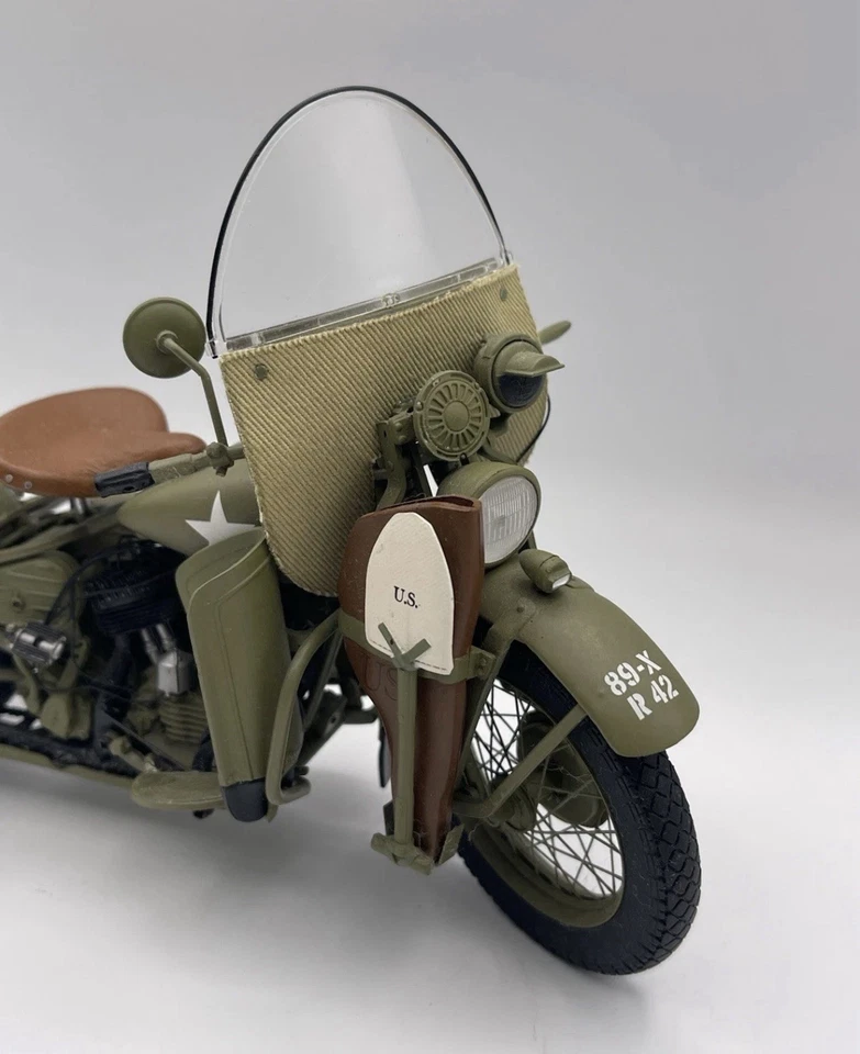Franklin Mint Harley Davidson 1942 WLA War Motorcycle  W/ Accessories 1:10 Scale - Image 2 of 4
