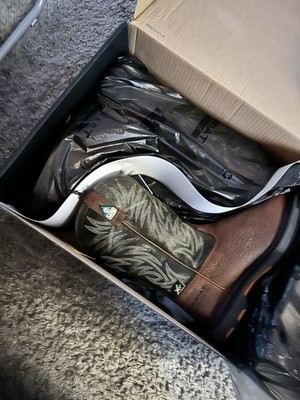 Ariat Work Boots 9.5 D never been warn BRAND NEW