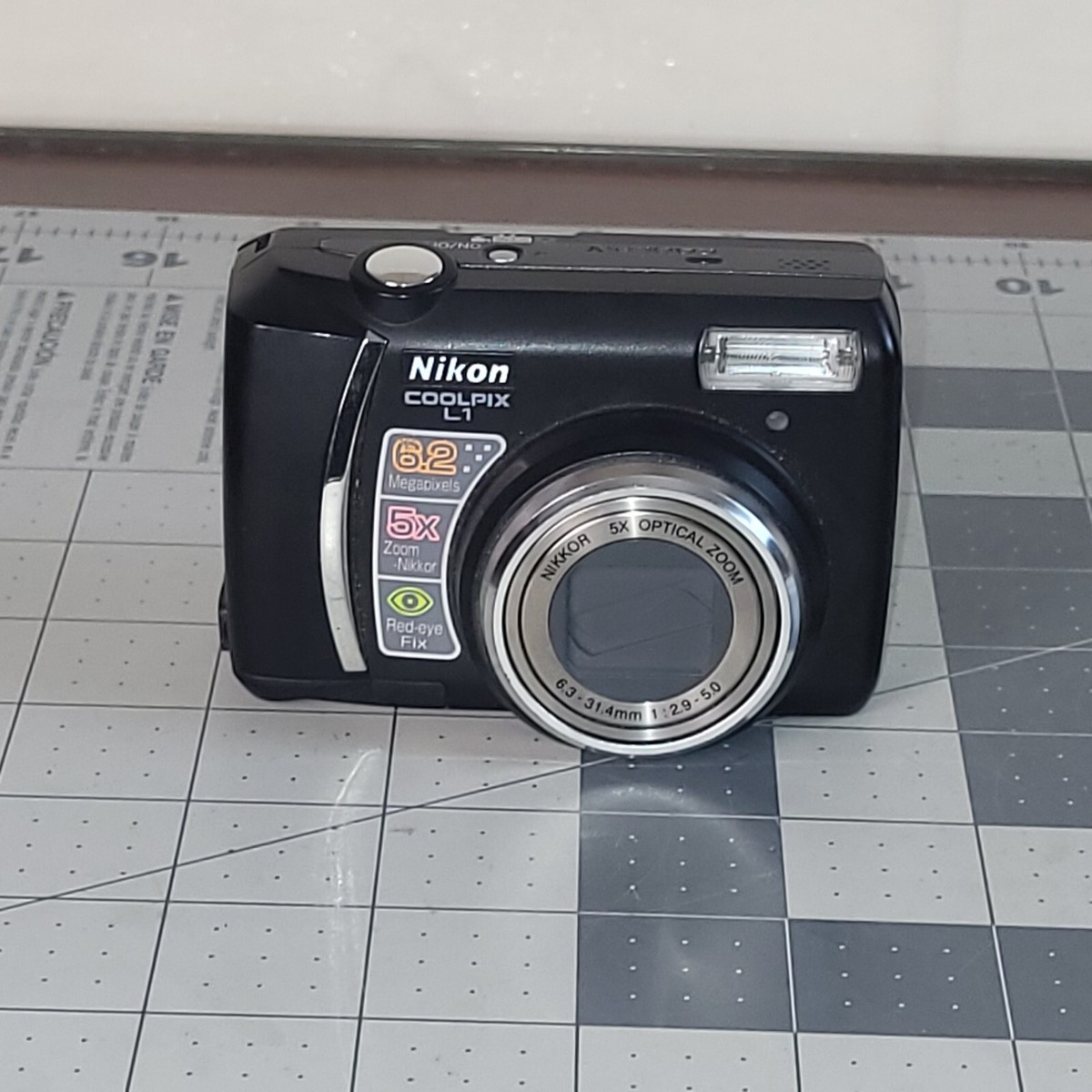 Nikon Coolpix L1 Point & Shoot 6.2MP Digital Camera 5X Optical