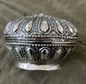 Antique Betel Nut Mangustine Round Box Silver  Thailand 44.1 g