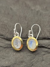 Regenbogen Mondstein Ohrringe 925 Silber Goldfassung oval – facettiert