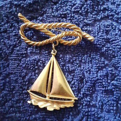 VINTAGE SIGNED EXQUISTE SAILBOAT GOLDTONE BROOCH/PIN