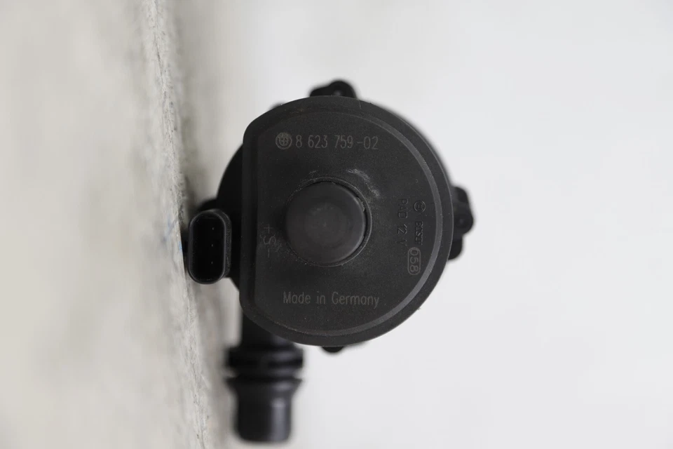 BMW 750i M550i G12 G30 2016-2019 motor 4,4 L refrigerante bomba de agua auxiliar OEM Foto 3 de 4