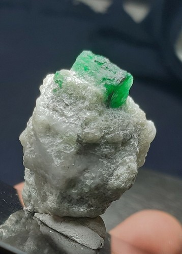 102carats Beautiful Green Emerald double terminated specimen from swat Pakistan - Picture 11 of 11