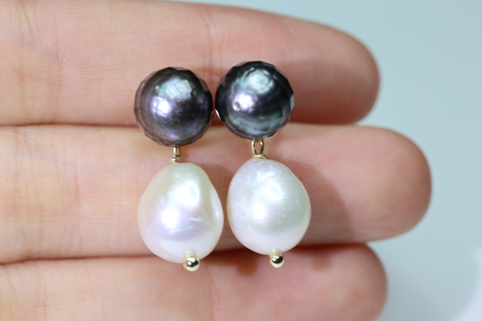 Boucles d'oreilles en perle noire de Tahiti et perle d'eau douce blanche 1934 en argent
