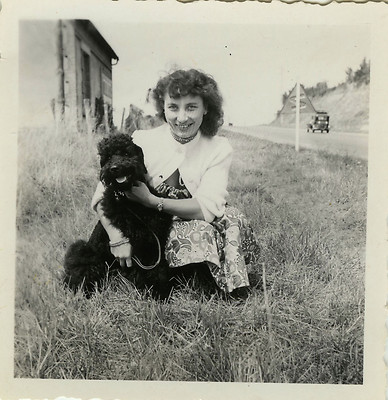 ALTES FOTO - VINTAGE SNAPSHOT - HUND PUDEL LUSTIGE FRAU - DOG WOMAN FUNNY