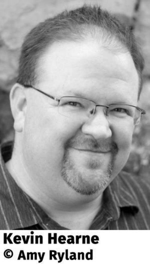 Thumbnail - Kevin Hearne Erschüttert. Die Chronik Des Eisernen Druiden 7