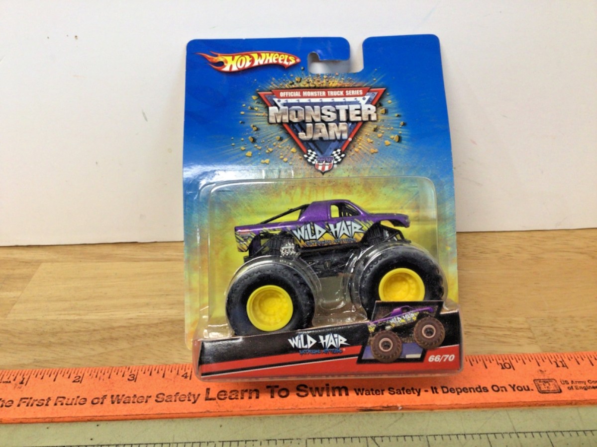 Monster Jam 8個セット割 Monster Jam Earth Shaker Zombie Dirt Starter Set with Kinetic Sand
