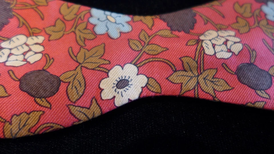 PAJARITA DE SEDA HERMES PARIS (NARANJA QUEMADO).  100% SEDA.  HECHO EN FRANCIA Foto 2 de 4