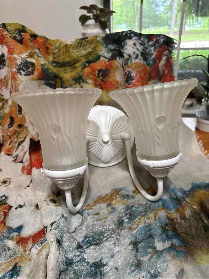 Aplique doble de pared Murray Feiss vintage lámpara blanca con pantallas de tulipán Foto 2 de 4