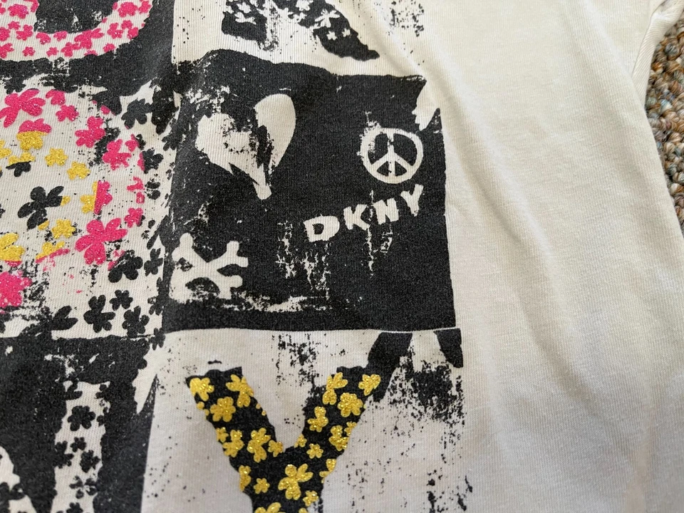 Top con letras DKNY para niñas talla 5 Foto 3 de 3