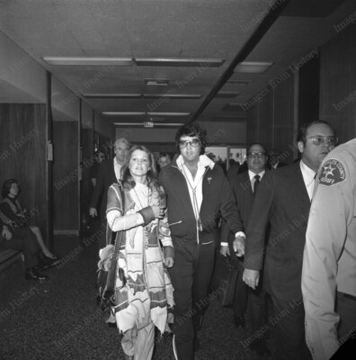 8x10 Print Elvis Presley Pricilla Presley Courtroom Divorce Hearing