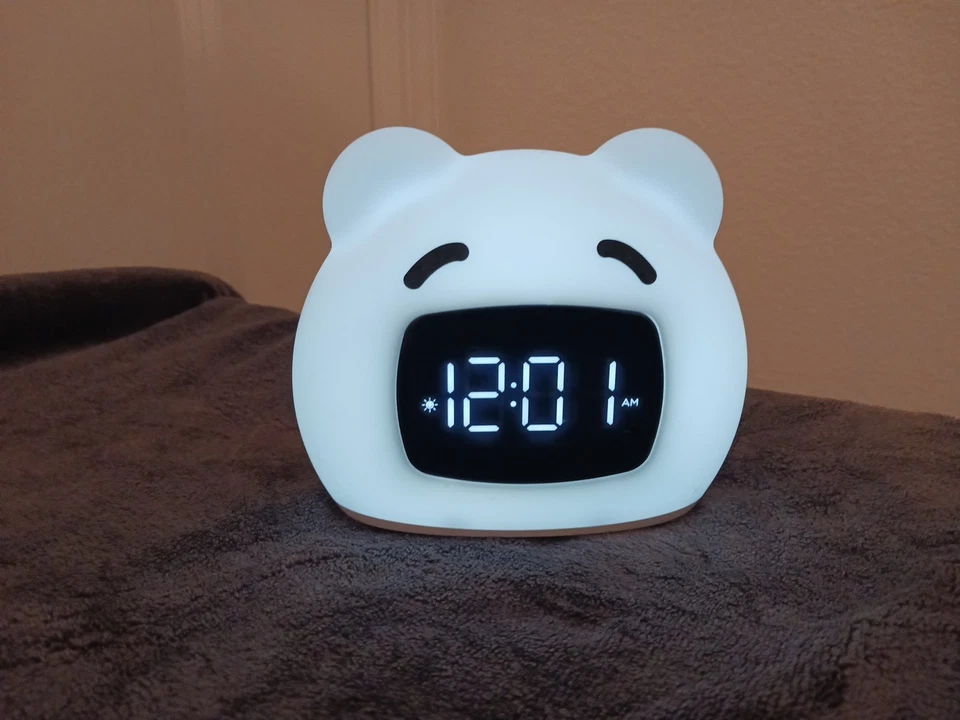 Reloj despertador con luz nocturna/despertador oso dormido para niños | Blanco - Capello | Se vuelve verde Foto 4 de 4