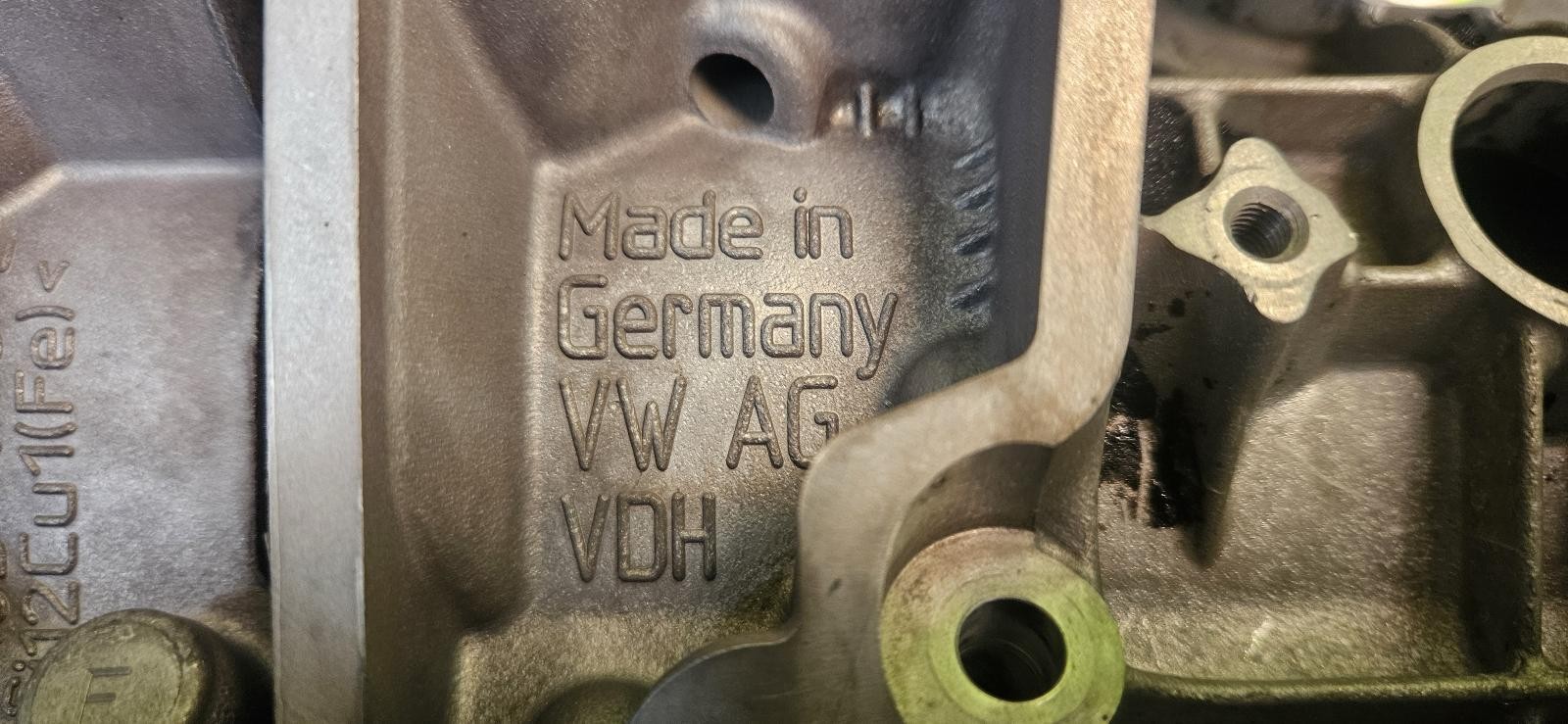 AUDI BENTLEY LAMBO PORSCHE V8 4.0 Right Cylinder Head Valve Cover 0P2103476E OEM