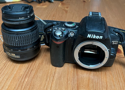 Nikon D D40 6.1MP Digital SLR Camera w/ AF-S DX 18-55mm Lens
