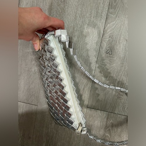 Handarbeit - Klebeband Tasche - Metallic - Schulter - Reißverschluss - silber glänzend futuristisch - Bild 14 von 14