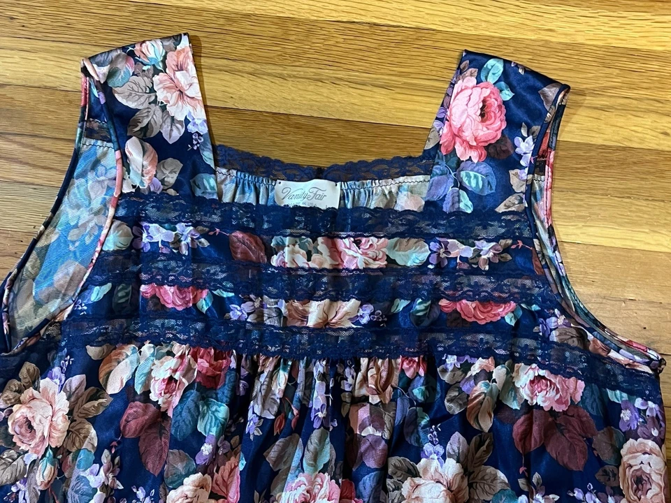 Conjunto de camisón y bata de poliéster de encaje floral talla grande Vanity Fair de colección EE. UU. Foto 4 de 4