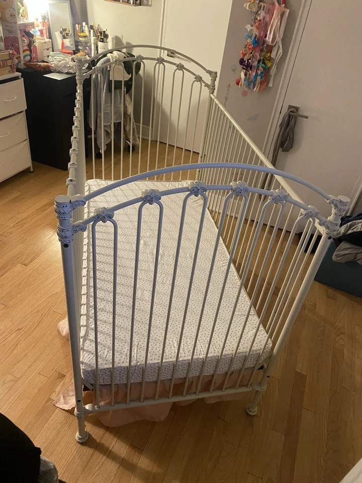 Кроватка Bratt Decor венецианская железная с матрасом подушечкой. Розовая юбка для кроватки не входит в комплект - Изображение 4 из 4