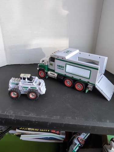 Hess 2019 White Toy Tow Truck - Picture 5 of 7