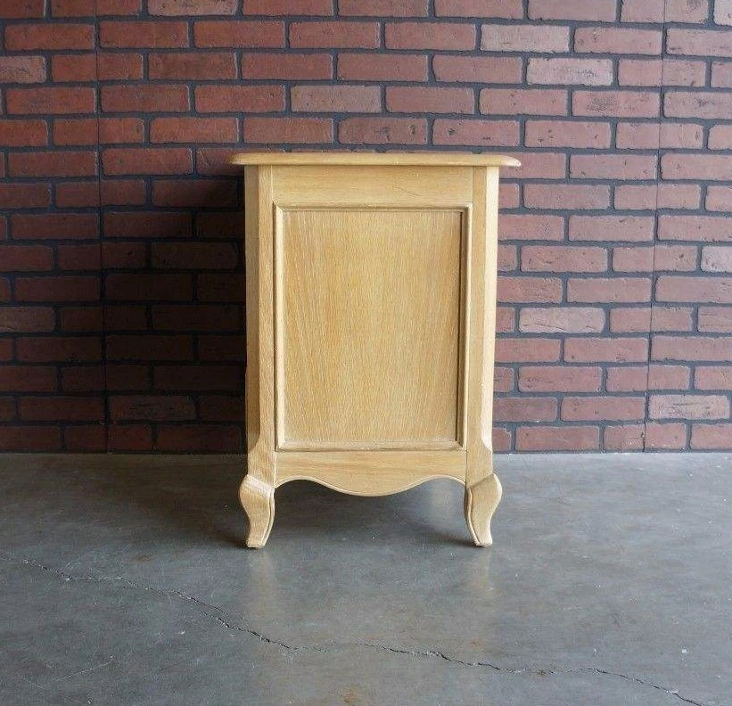 Mesitas de noche ~ Mesitas de noche provinciales francesas ~ Mesitas de noche ~ Un par Foto 3 de 4