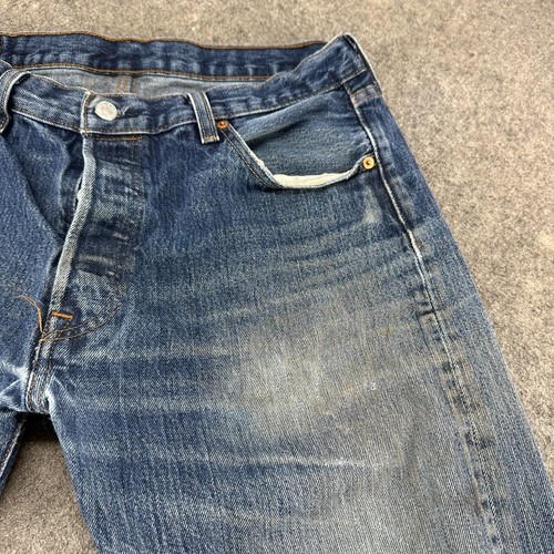 Pantalones de mezclilla Levis 501 para hombre 34x34 azul pierna recta calce regular lavado medio desgastados - Imagen 4 de 18