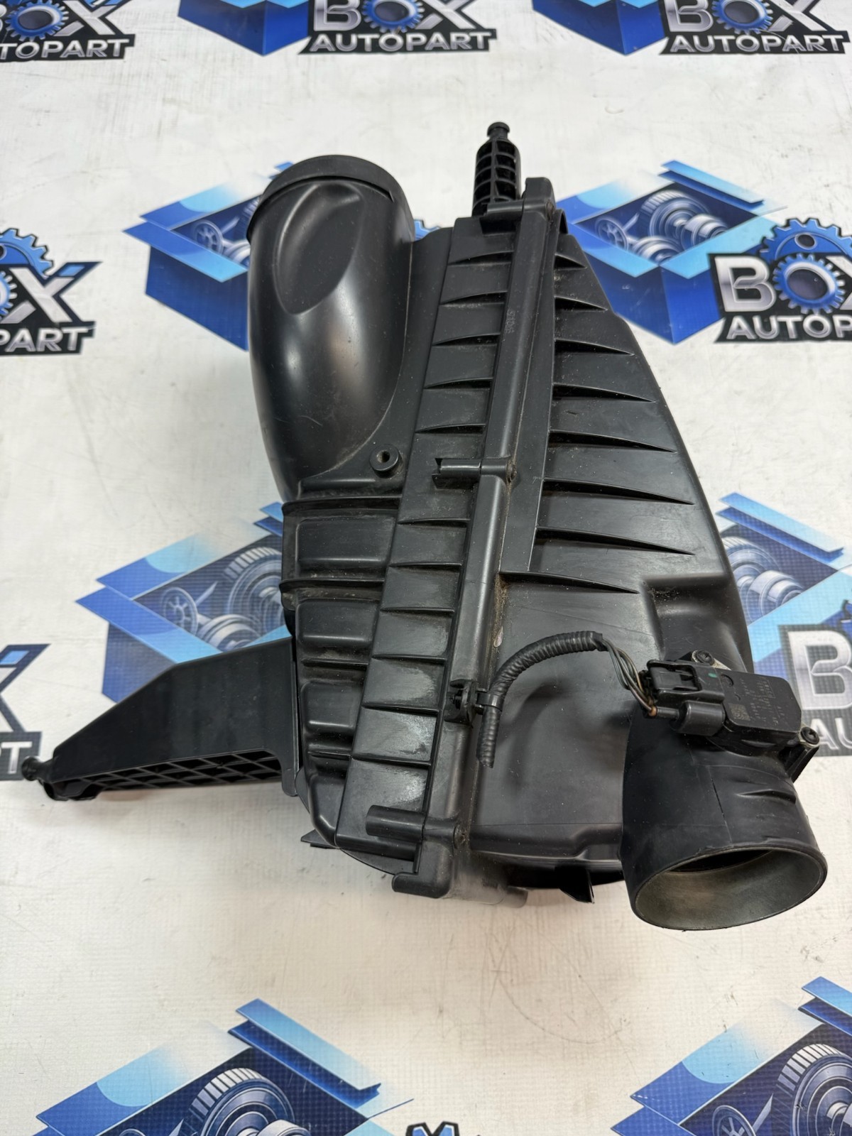 2010-2012 LAND ROVER RANGE ROVER HSE LEFT AIR CLEANER HOUSING FILTER BOX OEM.