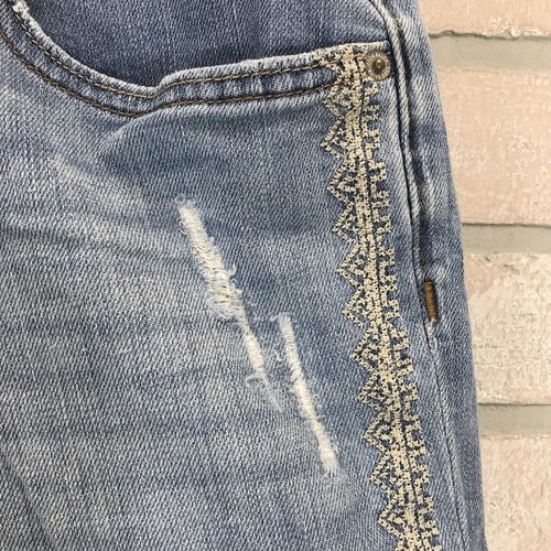 Eddie Bauer Jean Shorts Womens 10 Blue Denim Cuffed Hem Aztec Embroidered - Picture 10 of 11