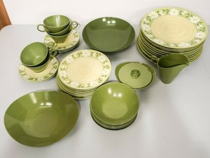 40pc-60-039-s-Avocado-Green-DAISY-Melmac-SET-Vintage-Floral-Kitsch-Mid-Century-VTG