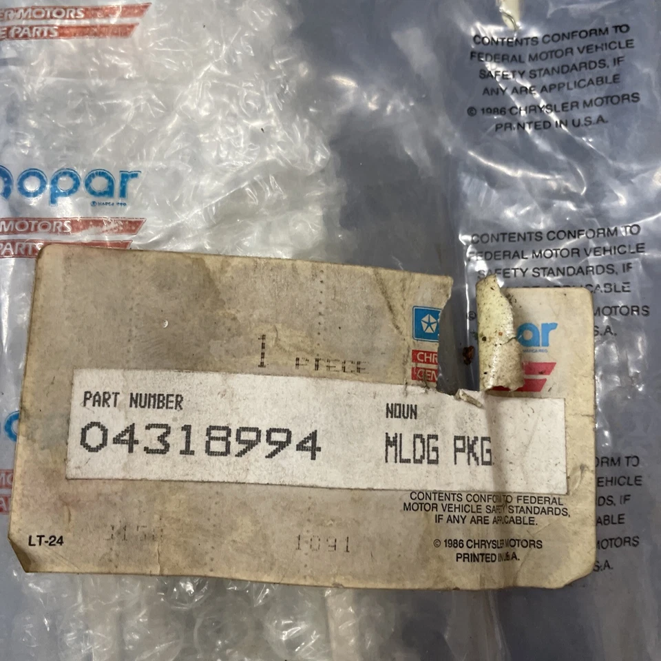Nuevo de Lote Original Chrysler Lebaron 1984 Cuarto Trasero Derecho Moldura y Sellado Paquete 4318994 Foto 3 de 4