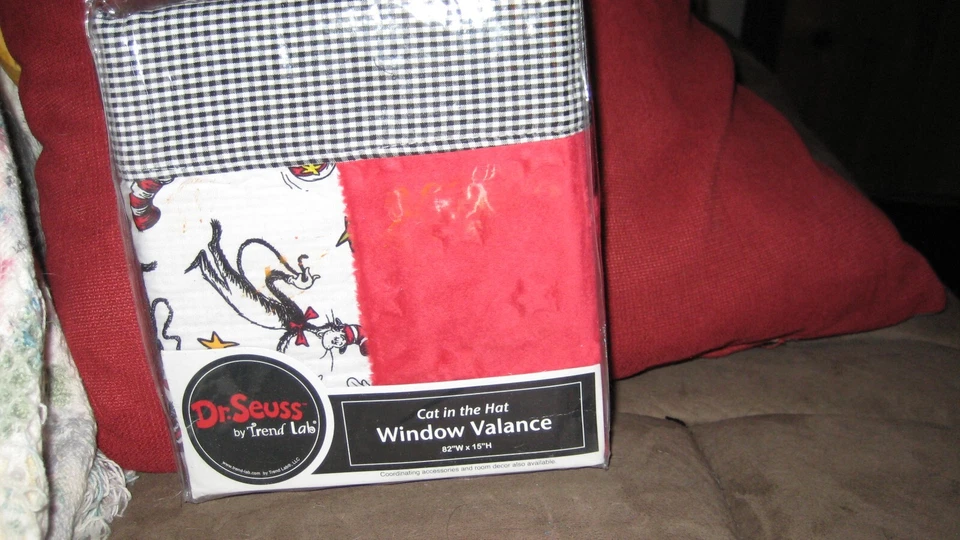 Cenefa de ventana Dr.Seuss Cat in the Hat 82w x 15h Foto 2 de 3