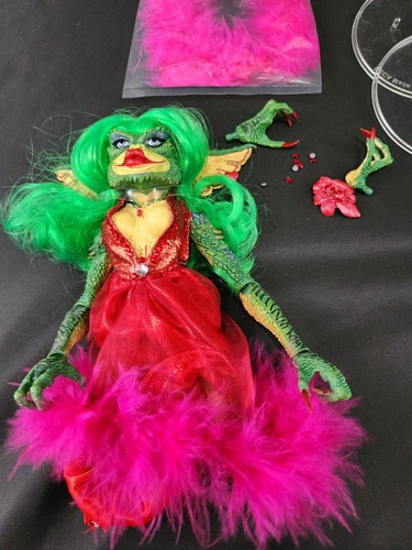 NECA Gremlins 2 - Ultimate Showgirl Red Dress Greta 7" Scale SDCC 2023 Exclusive - Bild 18 von 21