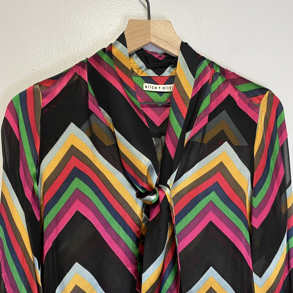 Женская блузка с длинным рукавом Alice + Olivia размер Small Merideth Chevron Pussybow - Изображение 2 из 4