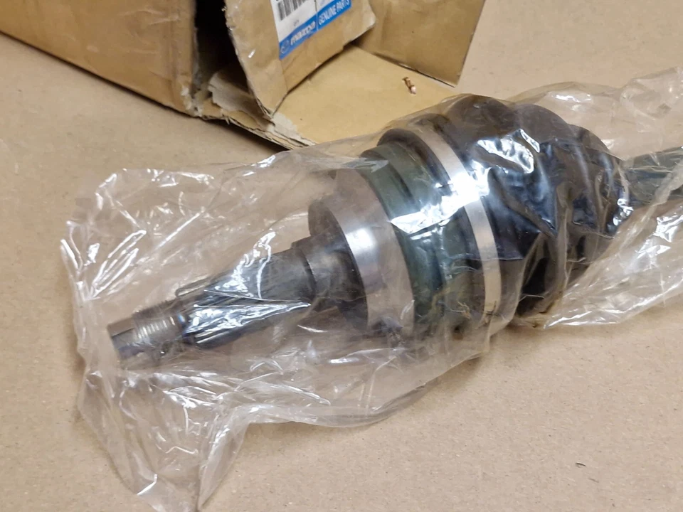 Junta del eje de transmisión de la rueda delantera Mazda 323C 323S 1989-2000 626 GS01-22-610A genuina Foto 2 de 4