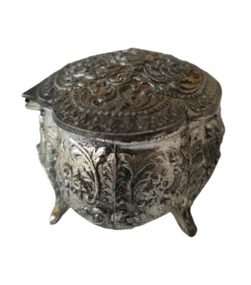 Jolie Boîte à Bijoux Vintage En Métal Argenté, Avec Intérieur Velours Rouge Et Motifs Floraux – Parfaite Pour Ranger Vos Trésors !
