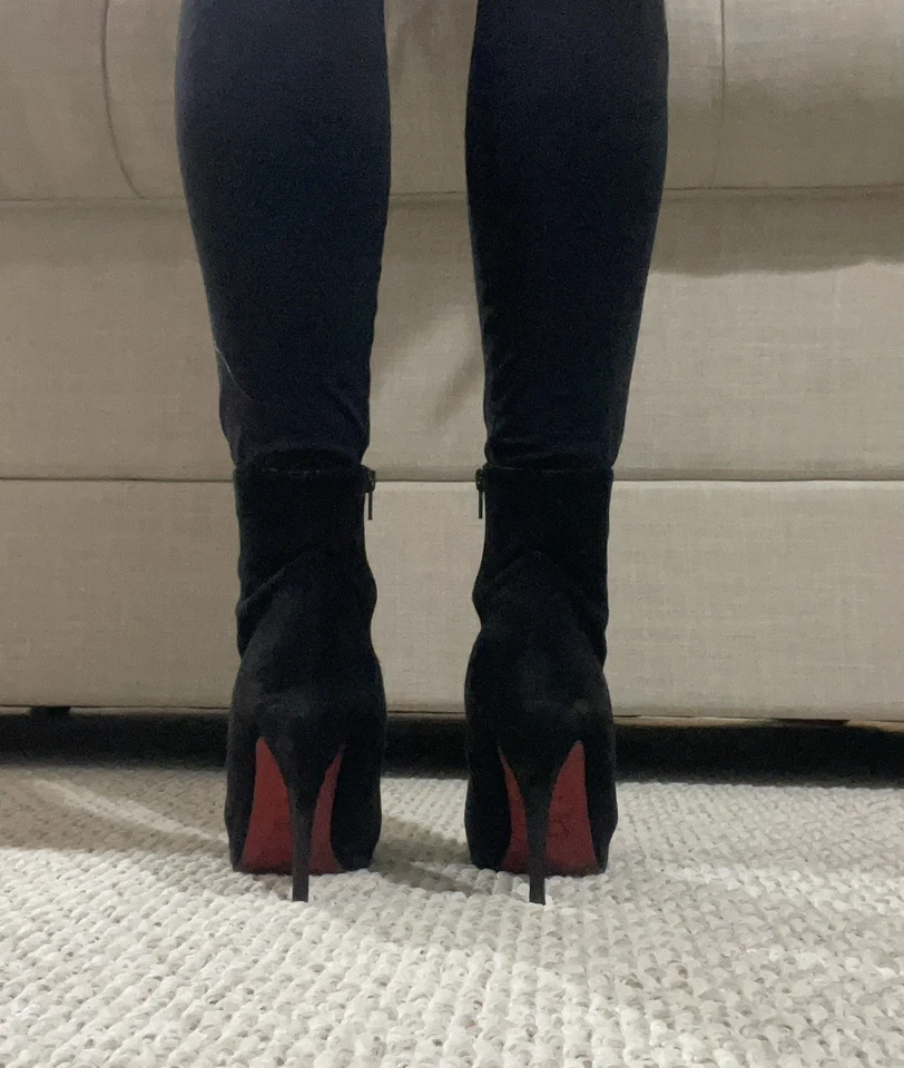 Botas de tornozelo Christian Louboutin camurça preta tamanho 38 - Imagem 2 de 4