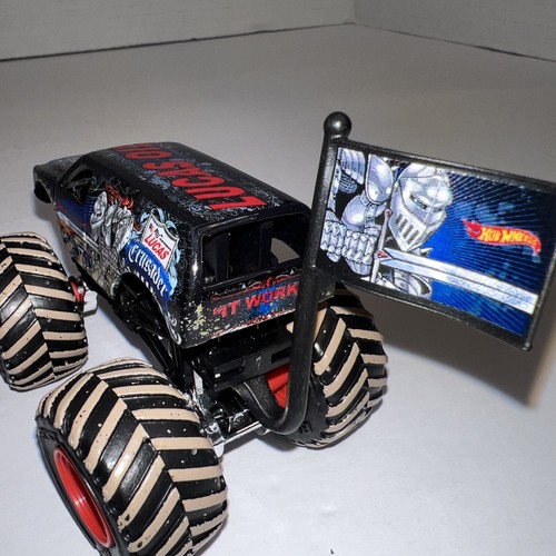 2016 Hot Wheels Monster Jam Lucus Oil Crusader truck Mud Version Team Flag 1:64 - Picture 7 of 11