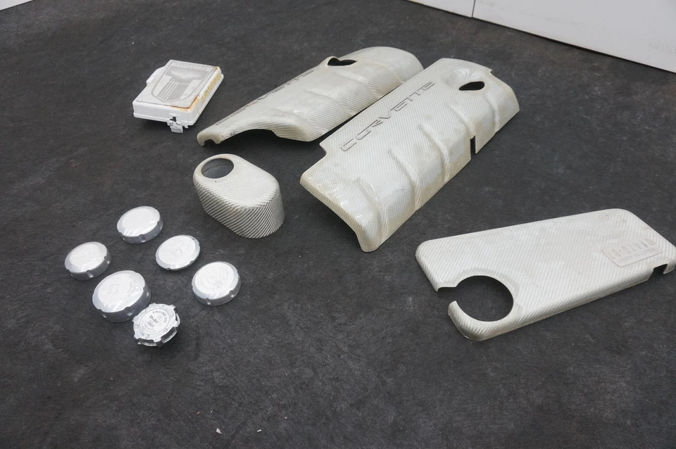 Juego de cubiertas delanteras de motor de fibra de vidrio con tapas de billar Chevrolet Corvette C6 2007 Foto 3 de 4