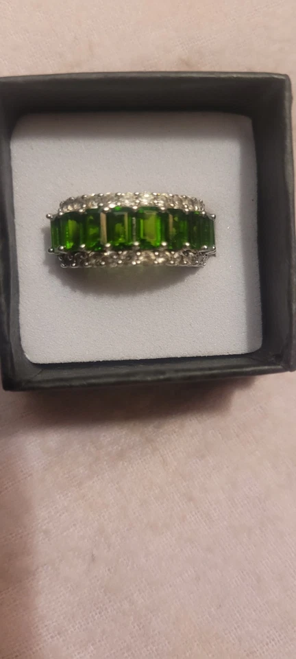 Anel de três fileiras de prata esterlina 925 criado em laboratório esmeralda - Imagem 2 de 4