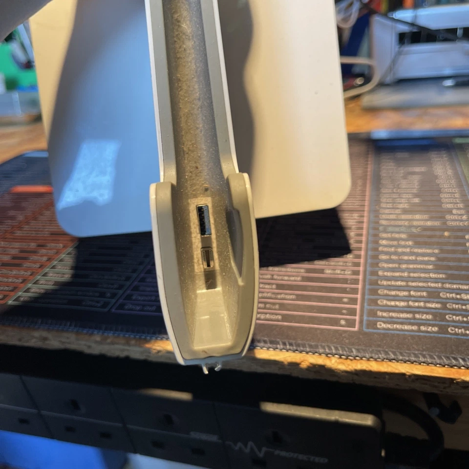 Henge Docks Vertical Docking Station for 13" MacBook Air, version B, HD02VB13MBA - Image 4 of 4