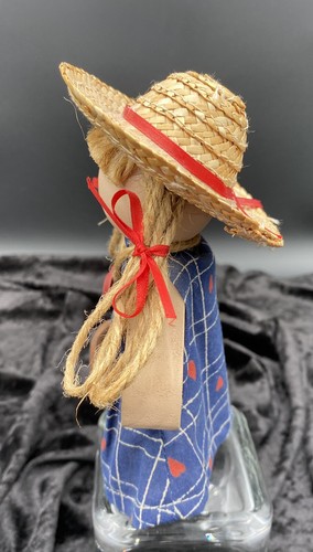 Handmade Primitive-style Wooden Doll, Schoolgirl with Chalkboard & Hearts - Picture 4 of 8