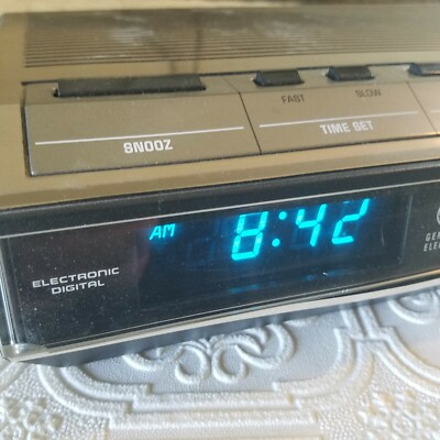 General Electric Vtg BLUE Digital Alarm Clock Radio Model Number 7