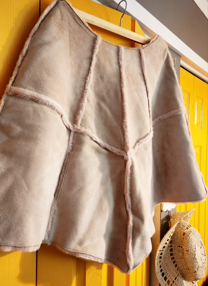 Nuevo sin etiquetas Raro UGG Australia Rosa Pálido Gamuza Piel de Oveja Forrado Chal Envolvente Poncho Talla S/M Foto 3 de 4